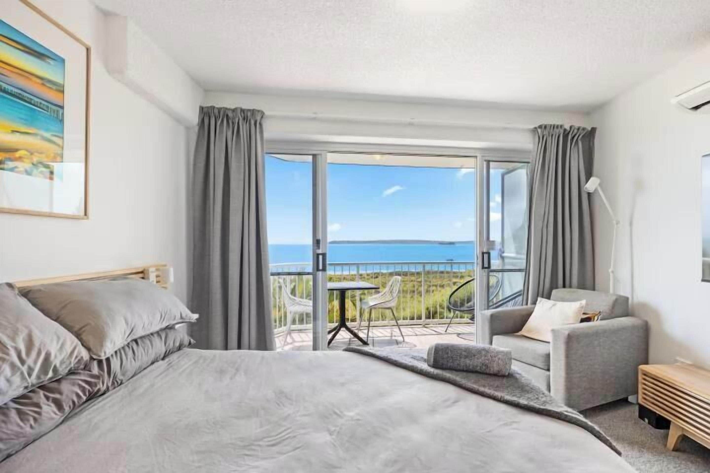 Wake to the Waves - Oceanfront Apartments - Urangan - Ložnice