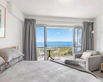 Wake to the Waves - Oceanfront Apartments - Urangan - Ložnice