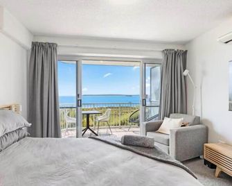 Wake to the Waves - Oceanfront Apartments - Urangan - Ložnice