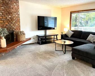 Spacious 3 Bedroom w/Large Deck & Backyard - Pullman - Living room
