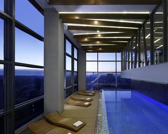 DoubleTree by Hilton Zagreb - Zagreb - Piscina