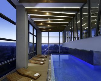 DoubleTree by Hilton Zagreb - זאגרב - בריכה