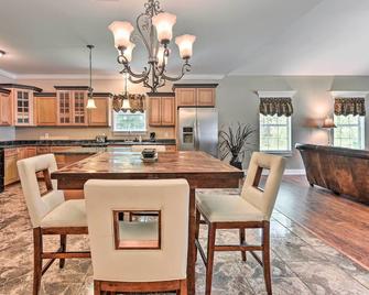 Gorgeous Home w/ Fireplace, Near St Louis Bay - Kiln - Dining room