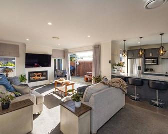 Modern, Cozy and Spacious 3 bedroom Home near City Centre - Palmerston North - Living room