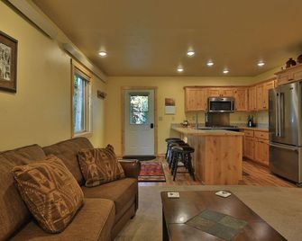 Yellowstone Aspen Cabin - New Listing! Nestled In Mature Aspen And Pine Trees. - West Yellowstone - Living room