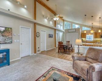 Holiday Tree House - with community pool & golf! - Garden Valley - Living room