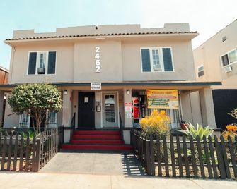 Clarendon Hotel - Huntington Park - Building