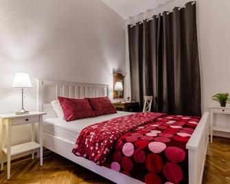 Old Town Clock Tower Apartment - Kotor - Makuuhuone