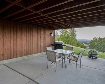 Amazing view! 2 Bedrooms, pool table, BBQ, patio! - Yakima - Patio