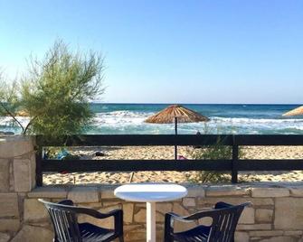 Minoica Beach Apartments - Gázi - Balkon