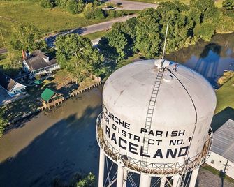 A Chateau On The Bayou Bed & Breakfast - Raceland