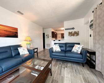 Vintage Florida Beach Cottage, one block to the sand of Indian Rocks Beach FL - Belleair Bluffs - Sala de estar