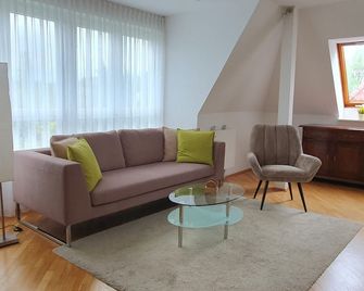 Very nice top floor apartment, quiet yet central. - Unna - Wohnzimmer