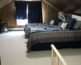 This home is located in beautiful Parke County, a rustic and charming setting. - Rockville - Habitación