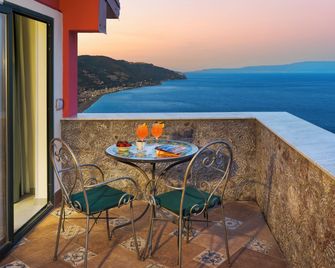 Hotel La Pensione Svizzera - טאורמינה - מרפסת