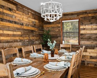 Bella Vista Cabin on the lake with hot tub, canoes, beautiful views, EV charger. - Jefferson - Dining room