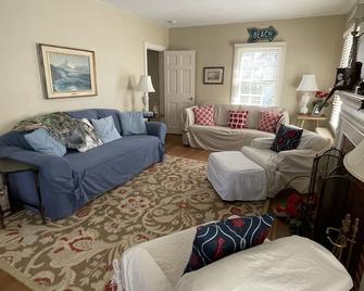 Bay Cottage, Beach 100 Yards Away! Reserve Now!!! - Cape Charles - Living room