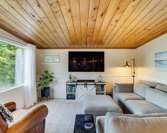 Puget Sound Cottage w/ Private Community Beach! - Coupeville - Living room