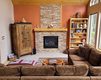 Peace of the Mountains- Rest, Relax, and Enjoy - Angel Fire - Living room