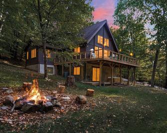 Chalet Cabin With Private Lake Wifi Huge Deck - Berkeley Springs - Building
