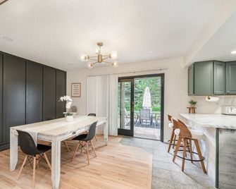 Large Group, Family, Bachelorette Partie - Bay City - Dining room