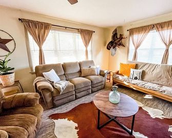 Fenced Yard! Peaceful Retreat in Smithville - Smithville - Sala de estar