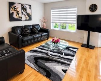 Elegant 3BR Townhome with Lounge, Parking - Vaudreuil-Dorion - Sala de estar