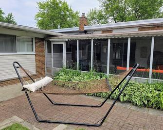 Enclosed Patio Gas Fireplace Ev Charger Bbq 4bed 2bath- Entire House Royal Oak - Madison Heights - Patio