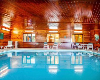 Quality Inn & Suites Champaign North - Urbana - שמפיין סיטי - בריכה