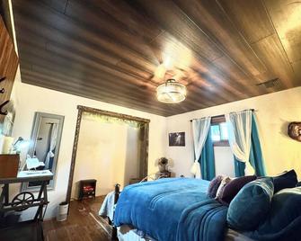 Beautiful Yo Mama’s House - Wrightwood - Bedroom