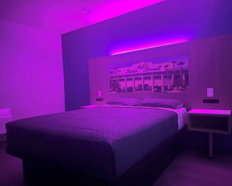 Hi-Way Host Motel - פסדנה