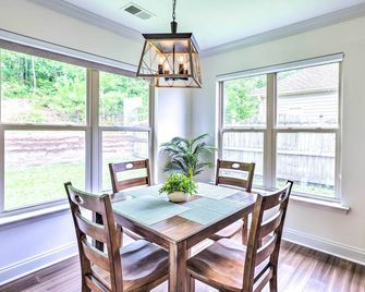 Family-Friendly Calera Getaway w/ Game Room! - Calera - Dining room