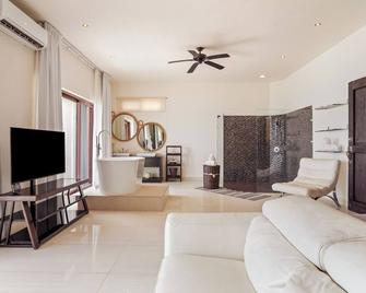 Casa Javi- Ocean Front Located Mid Isla Mujeres - Isla Mujeres - Living room