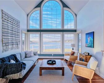 Large Lawrencetown lakefront cottage - Head of Chezzetcook - Living room