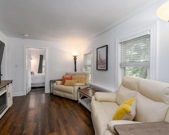 2-Bedroom Apartment, Historic Carriage House - Manchester - Living room