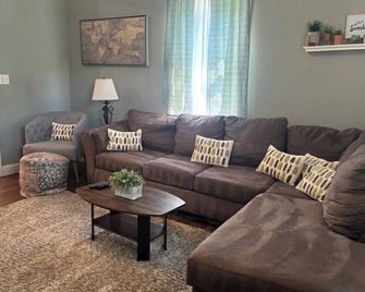 Cozy house on a quiet street - Bedford - Living room