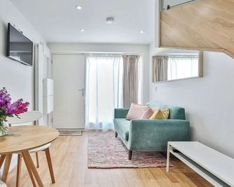 1BR Gem in Great Location - Sheffield - Living room