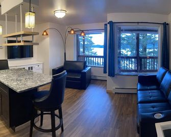 The Bear Den. Water view, eagle view, deer and black bear, cover deck and BBQ. - Ketchikan - Wohnzimmer