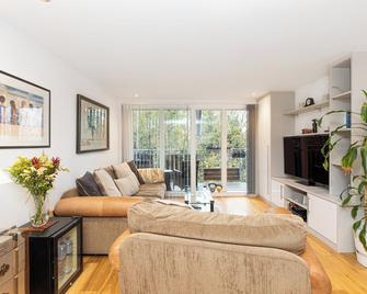 Immaculate 2BR Flat, Greenwich, 2 min Maze Hill St - London - Living room