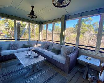 Graceland: Dog Friendly Home Convenient Location - Ocracoke - Sala de estar