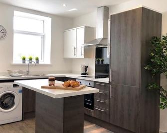 Rhondda Valleys with Breathtaking Riverside Views - Trealaw - Kitchen