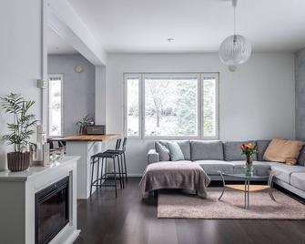 Beautiful 1BR Apartment near Lahti Center with Free Parking - Lahti - Living room