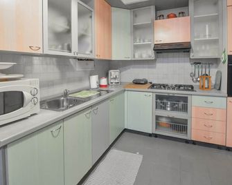 2 Bedroom Stunning Apartment In Genova - Genoa - Kitchen