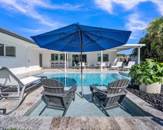 Luxury Waterfront Home Minutes from the Beach by RedAwning - Fort Lauderdale - Piscina