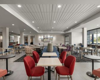 Home2 Suites by Hilton Muncie - Muncie - Salónek