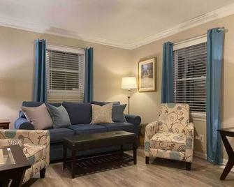 Close to Highgrove Estate and Campbell University - Angier - Living room