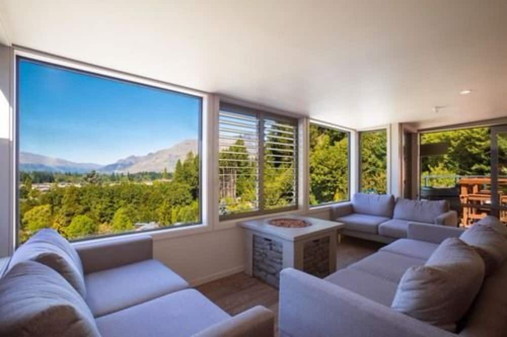 ريفرز لودج - كوينستون - غرفة معيشة