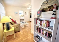 Cottages by the Ocean - Pompano Beach - Living room