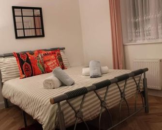 Eldridge Court Apartment - Dagenham - Bedroom