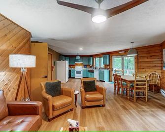 Federal Workers Save Cozy Log Cabin Near Lake - Swanton - Sala de estar